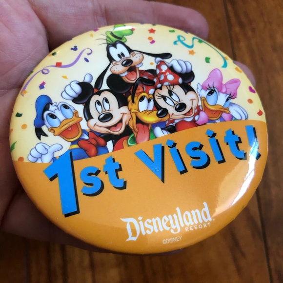 5 Disneyland pins - Picture 3 of 4